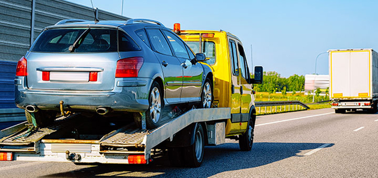 Unfallfahrzeug zur Werkstatt transportieren